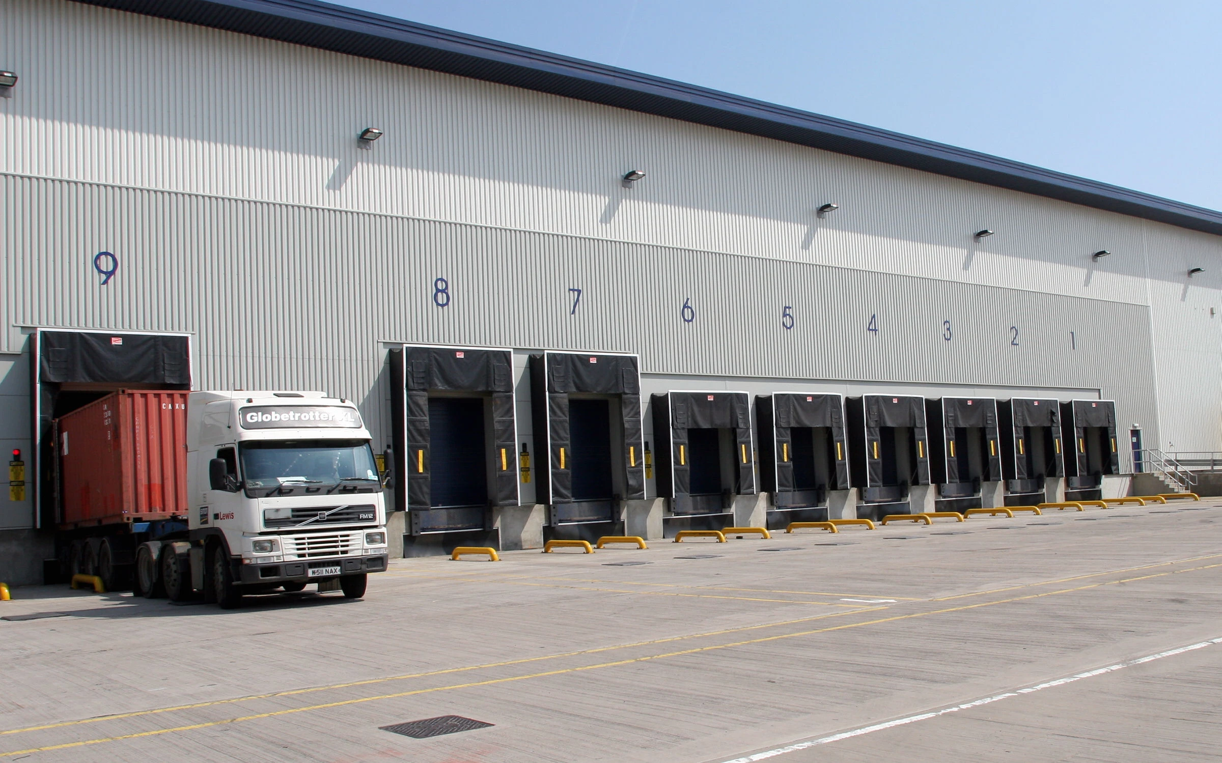 Distribution-centre loading bay