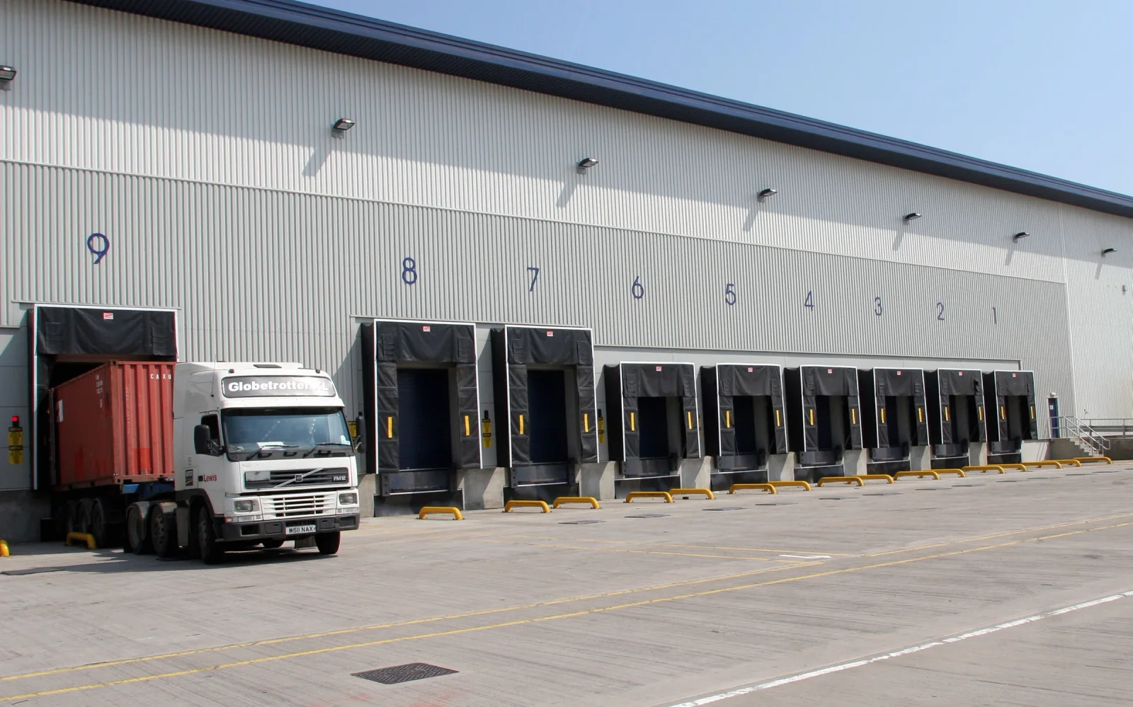 Distribution-centre loading bay